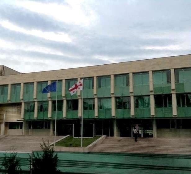 ჯგუფურად კომერციული მოსყიდვისა და ყალბი დოკუმენტის დამზადება-გასაღების ფაქტზე ოთხი ექიმი პასუხისგებაში მისცეს