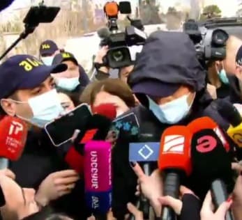 სამართალდამცველები “ნაციონალური მოძრაობის” ოფისში არ შეუშვეს