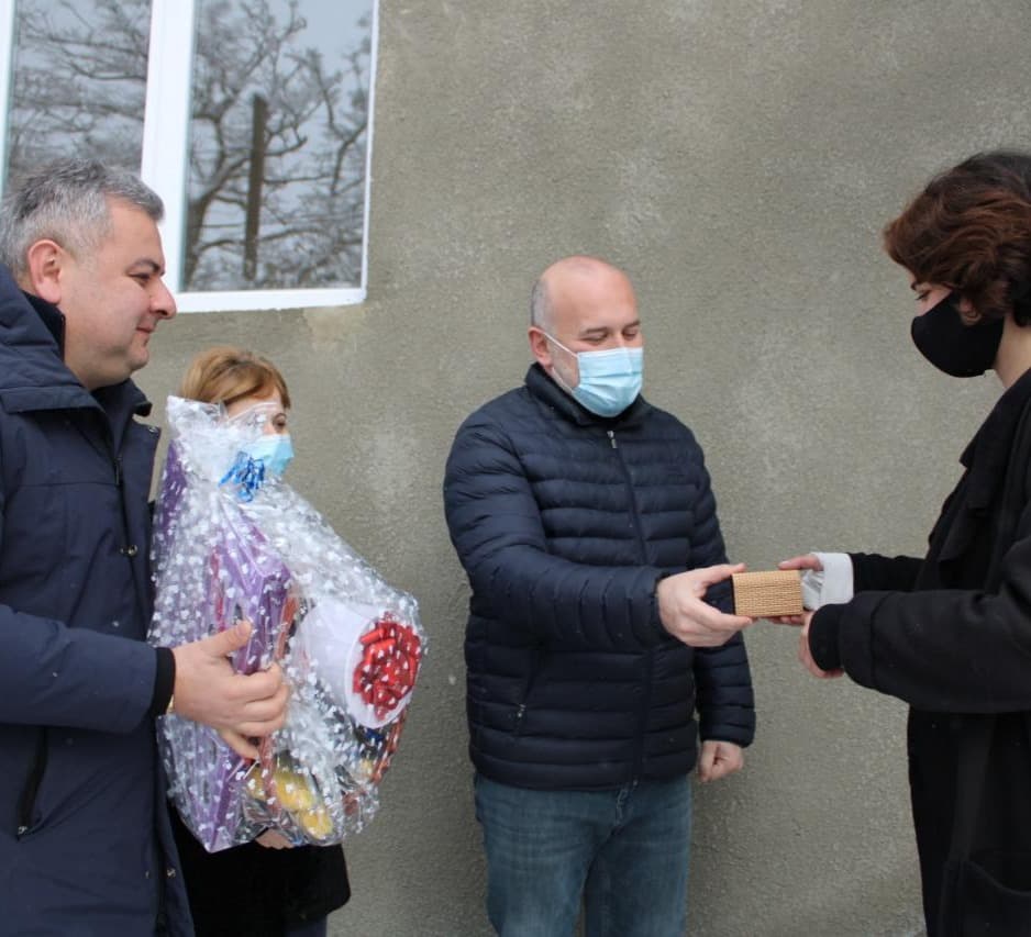 ზვიად შალამბერიძემ თერჯოლის მუნიციპალიტეტის მერთან ერთად ორ სოციალურად დაუცველ ოჯახს საცხოვრებელი სახლი გადასცა