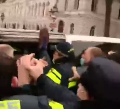 პარლამენტთან აქციაზე რამდენიმე ადამიანი დააკავეს