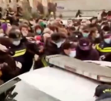 შსს-ს ინფორმაციით, პარლამენტთან დაპირისპირების დროს ათი პირი დააკავეს