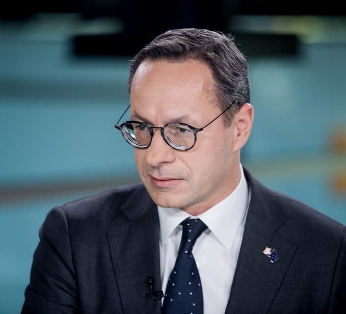 “თქვენ ებრძვით ერთმანეთს, რაც არის ყველაზე დიდი საჩუქარი პუტინისთვის, გთხოვთ, შეწყვიტეთ და გაერთიანდით”