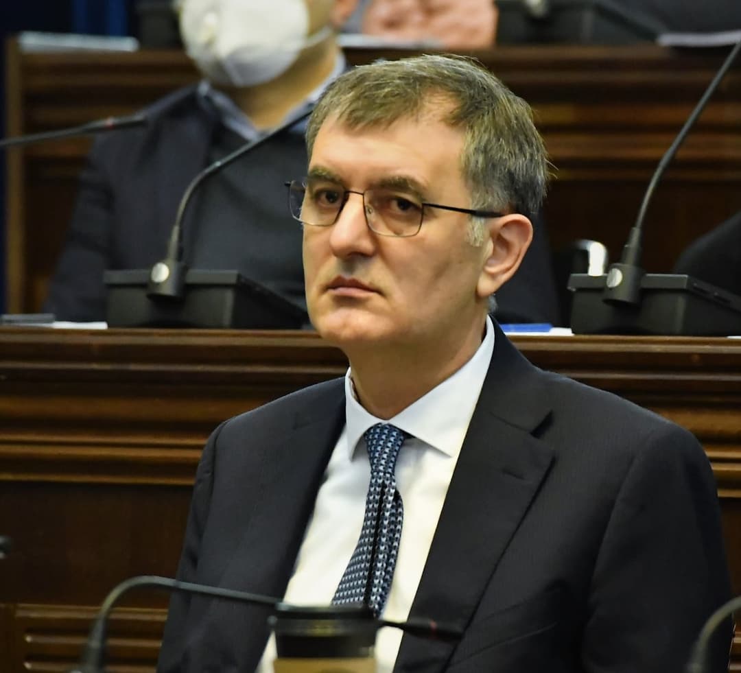 “გიორგი გახარიამ ერთ წამში, ერთ დღეში წყალს გაატანა ხალხის ნდობა”