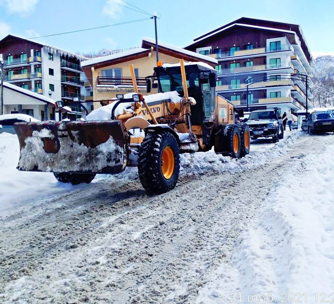 ბორჯომსა და დაბა ბაკურიანში შიდა გზები თოვლისგან გაიწმინდა