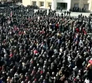 აქციის მონაწილეებმა პარლამენტთან კარვების გაშლა დაიწყეს