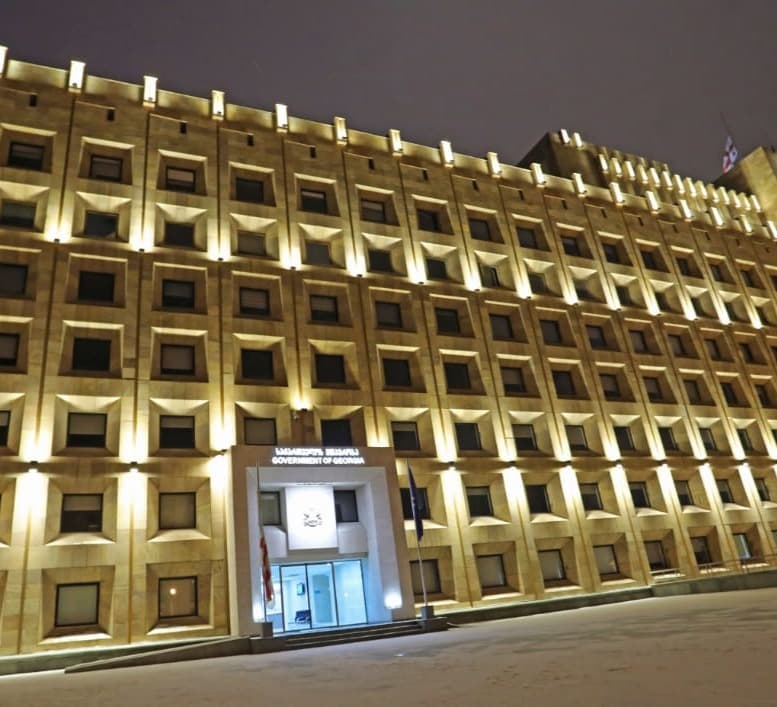 საქართველოს მთავრობის ადმინისტრაციის შენობაზე სახელმწიფო დროშა დაშვებულია