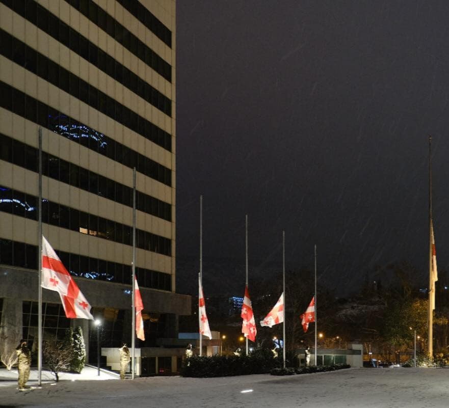 თავდაცვის ძალების ყველა ქვედანაყოფში საქართველოს სახელმწიფო და თავდაცვის ძალების დროშები დაუშვეს