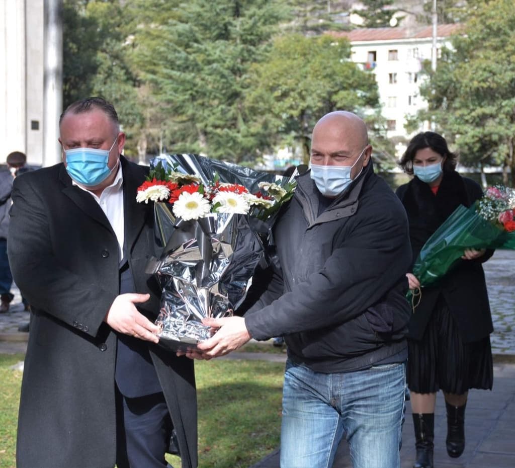 ჭიათურის მუნიციპალიტეტის მერმა საქართველოს დამოუკიდებლობისთვის მებრძოლ გმირთა მემორიალი გვირგვინით შეამკო