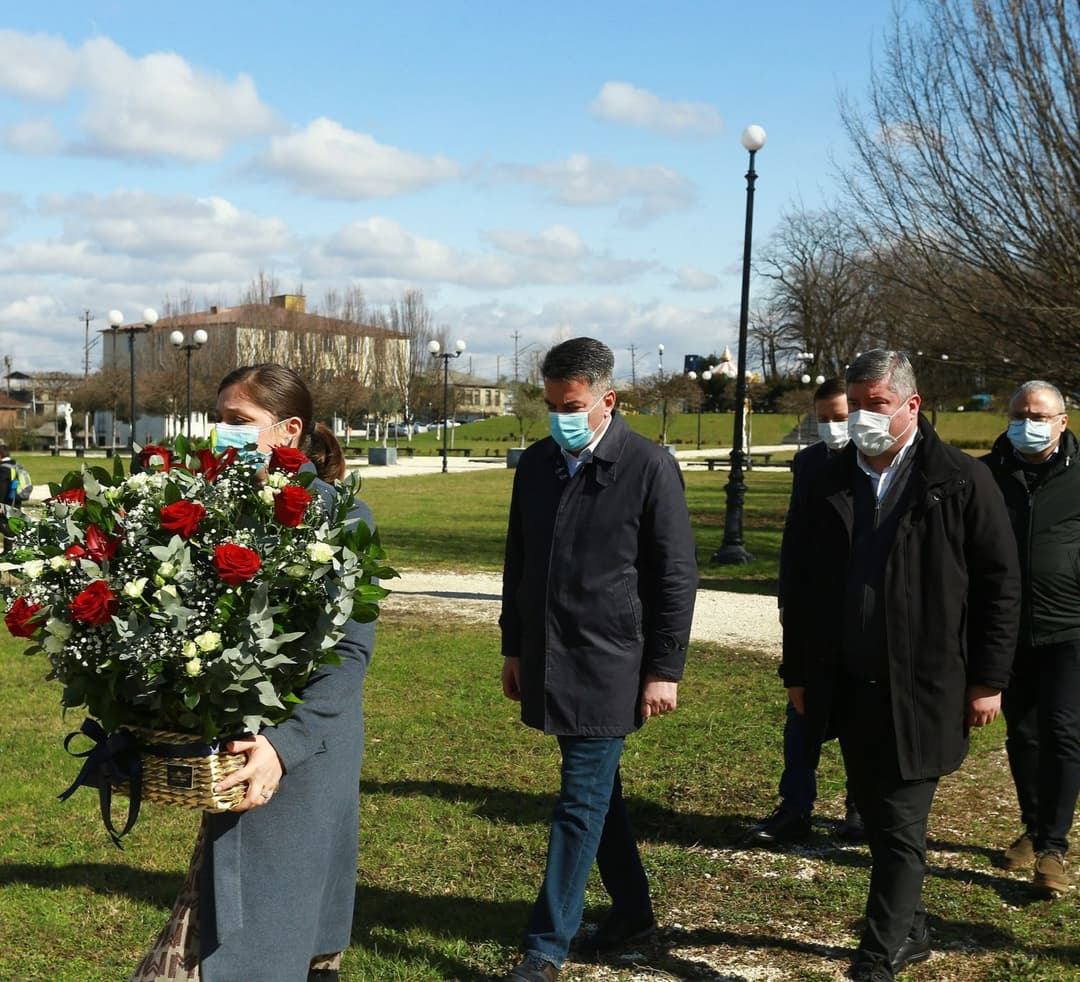 სახელმწიფო რწმუნებულმა და ზუგდიდის მერმა რეპრესირებულთა მემორიალი გვირგვინით შეამკეს