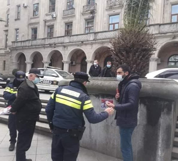 “სტიკერების – “რუსეთი მტერია!”, “ოკუპაცია გრძელდება!” გაკვრის დროს ხელის შეშლა სირცხვილია”