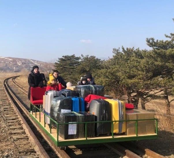 North Korea: Russian diplomats leave by hand-pushed trolley
