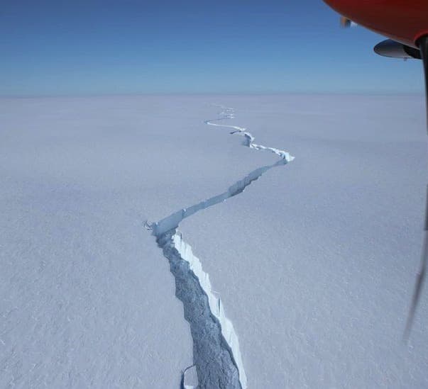 Brunt Ice Shelf: Big iceberg calves near UK Antarctic base