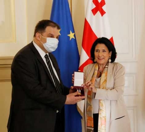 საქართველოს პრეზიდენტმა ლევან თაქთაქიშვილს ღირსების ორდენი გადასცა