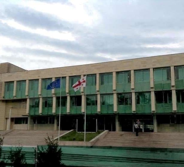 დიდი ოდენობით ქრთამის მოთხოვნის და აღების ფაქტზე სამგორის რაიონის გამგეობის თანამშრომელი დააკავეს