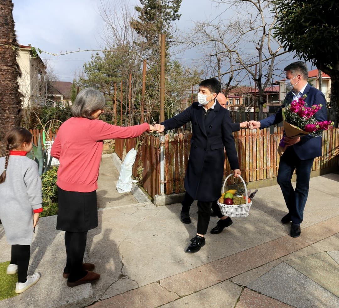 მალხაზ თორიამ 11 შვილის დედას დედის დღე მიულოცა