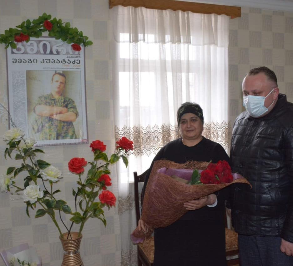 ჭიათურის მერმა შინდისის გმირის დედას დედის დღე მიულოცა
