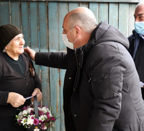 ბორჯომის ხელისუფლების წარმომადგენლებმა აფხაზეთში გმირულად დაღუპული მეომრების დედებს დედის დღე მიულოცეს