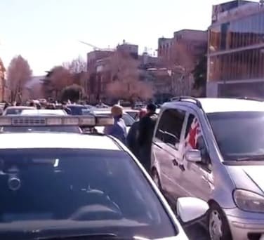 რუსთავის ციხის მიმართულებით ნიკა მელიას მხარდასაჭერად მსვლელობა იმართება