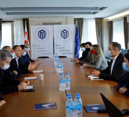 თავდაცვის ინსტიტუციური აღმშენებლობის სკოლაში დეპუტატებს უმასპინძლეს