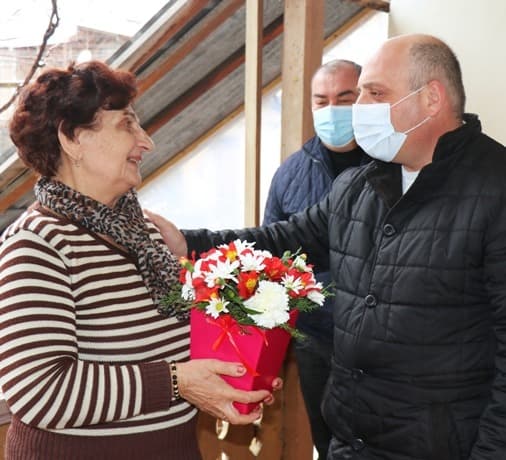 ბორჯომის საპატიო მოქალაქე ქალბატონებს ადგილობრივი ხელისუფლების წარმომადგენლებმა 8 მარტი მიულოცეს