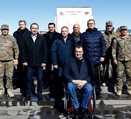 დეპუტატებმა ვაზიანში სამხედრო ბაზები დაათვალიერეს