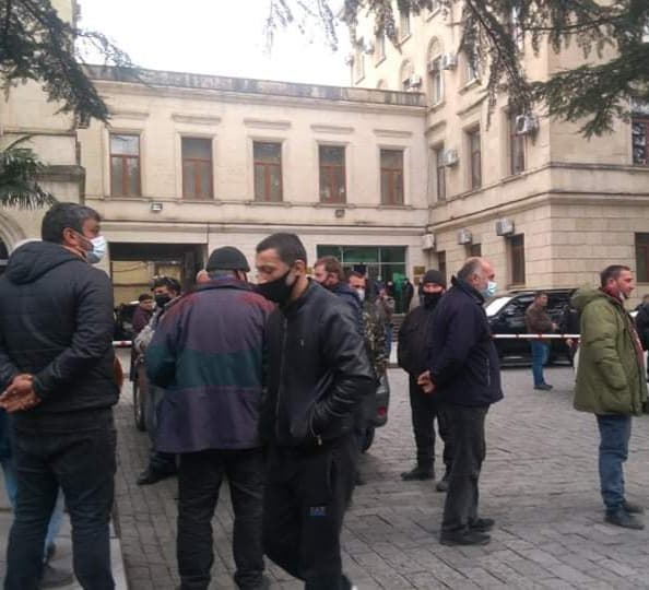 ნიკეას ბაზრობის მოვაჭრეებმა ქუთაისის მერიასთან აქცია გამართეს