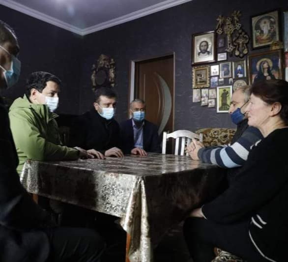 არჩილ თალაკვაძე სოფელ ქვემო ჭალაში ზაზა გახელაძის ოჯახის წევრებს შეხვდა