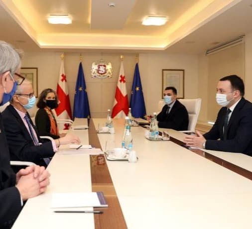 ირაკლი ღარიბაშვილი მთავრობის ადმინისტრაციაში კრისტიან დანიელსონს ხვდება