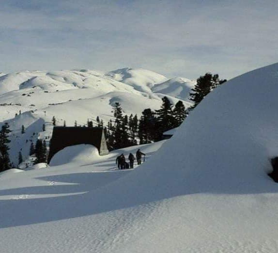 გომის მთაზე ერთი ადამიანი დაიღუპა, რამდენიმე შველას ითხოვს