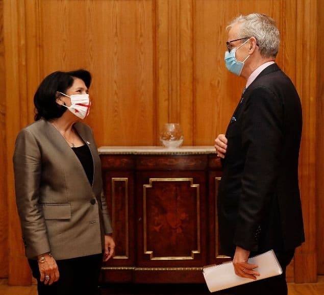 “საჭიროა შემსუბუქდეს რიტორიკა და პროცესმა, გამოსავლის მოსაძებნად, მოლაპარაკებების მაგიდასთან გადაინაცვლოს”