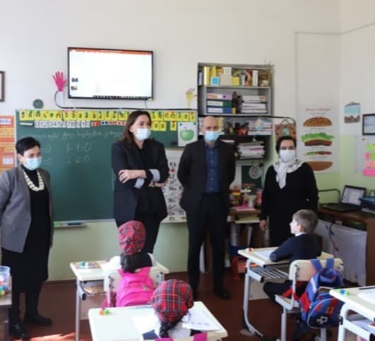 რუსლან აბაშიძემ და ეკა ხოფერიამ ზუგდიდში მდებარე აფხაზეთის საჯარო სკოლებს კომპიუტერები გადასცეს