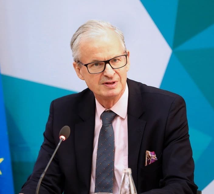 “პასუხისმგებლობა, რომ იყოს ნაპოვნი პოლიტიკური კრიზისის გადაწყვეტილება, დამოკიდებულია პოლიტიკურ ლიდერებზე”