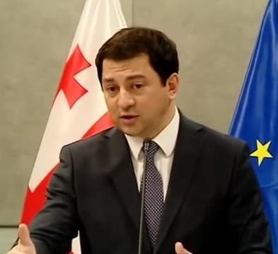 “მოგვიწოდებენ დავთმოთ ის, რასაც თვითონ არასდროს დათმობდნენ და უარს ამბობენ იმის დათმობაზეც კი, რაც არც კი ეკუთვნით”