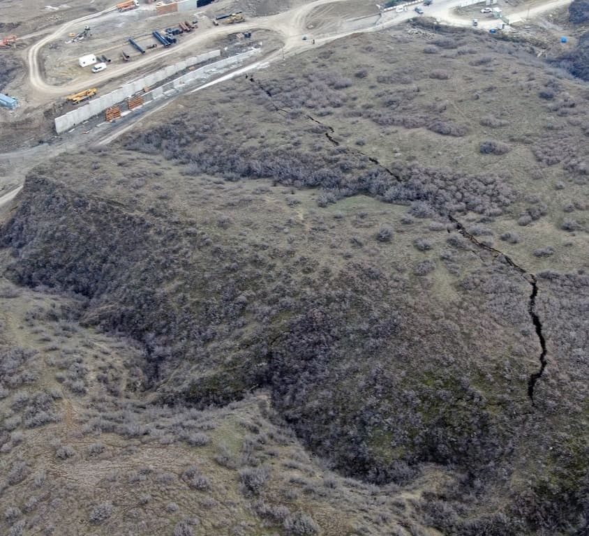 ნუცუბიძე-ვაშლიჯვრის დამაკავშირებელ ფერდობზე ახალი ბზარები გაჩნდა