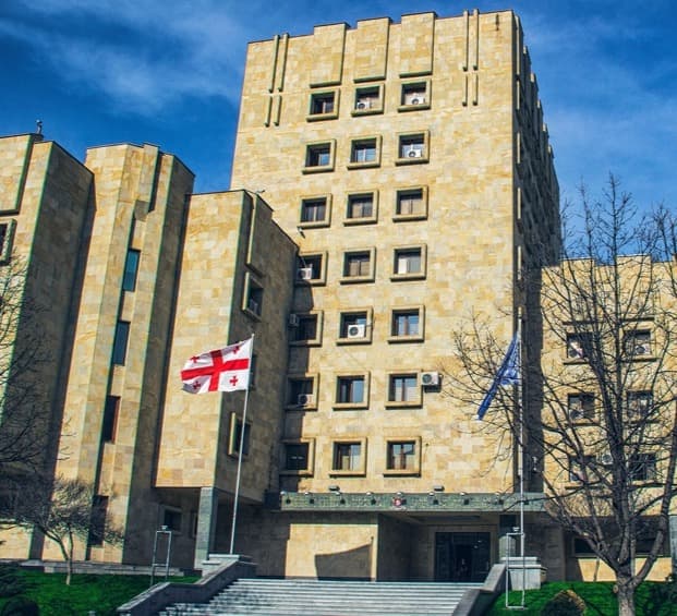 ბებიას, რომელმაც შვილიშვილის კლასელები იძულებით მუხლებზე დააჩოქა, ბრალდება წარედგინა