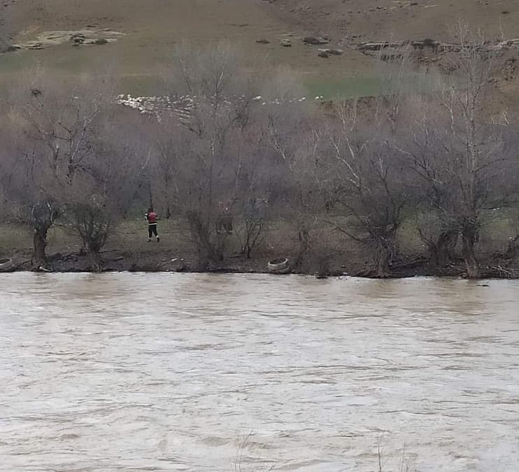 მაშველებმა ხელოვნურ კუნძულზე ჩარჩენილი ექვსი მწყემსიდან ოთხი გამოიყვანეს