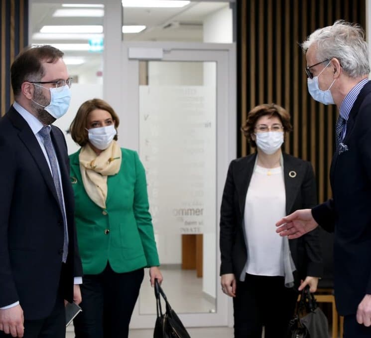 Frontnews image description