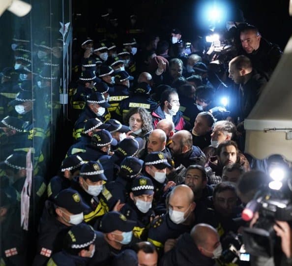 რესტორანი, სადაც პოზნერი დაბადების დღეს აღნიშნავს, შრომის ინსპექციამ 10 000 ლარით დააჯარიმა