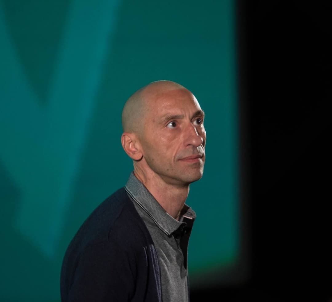 “ნუთუ, ახლა პოზნერი იმსახურებს ამ სახის პროტესტს? ადამიანი ჩამოვიდა და მივუვარდით”