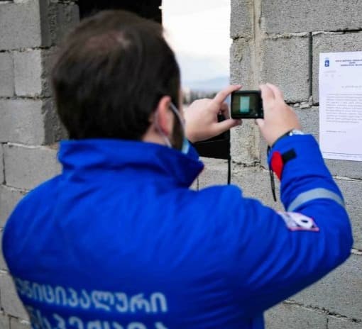 მუნიციპალურმა ინსპექციამ უკანონოდ აშენებული რამდენიმე შენობა-ნაგებობისა და კონსტრუქციის დემონტაჟი დაიწყო