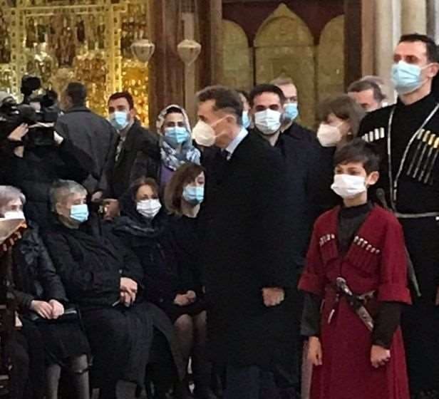 ბიძინა ივანიშვილი სამებაში ანზორ ერქომაიშვილის სამოქალაქო პანაშვიდზე მივიდა