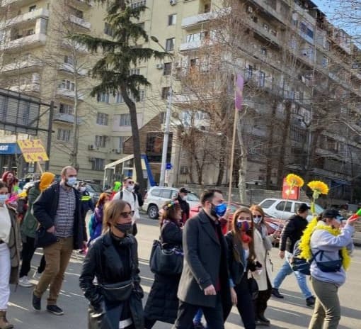 შეზღუდვების გაუქმების მოთხოვნით თბილისში საპროტესტო აქცია-მსვლელობა იმართება