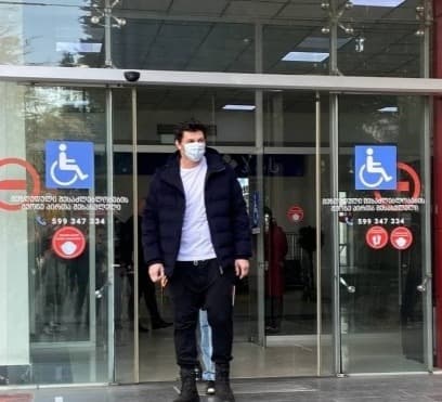 “უკეთესად ვგრძნობ თავს, თუმცა გარკვეული დღეების განმავლობაში, სახლში უნდა გავაგრძელო მკურნალობა”