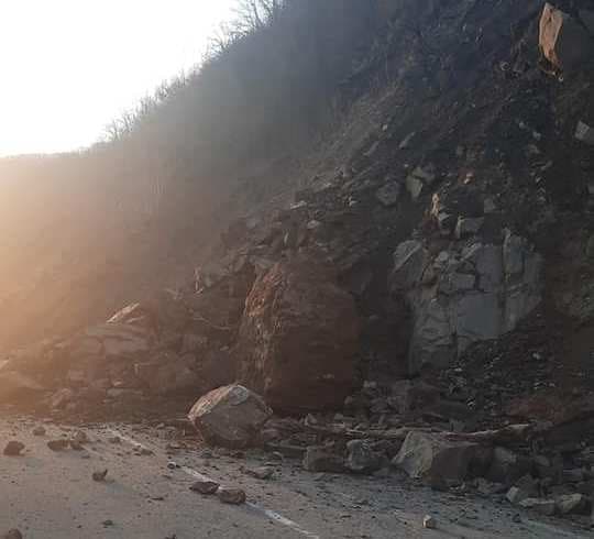 ქუთაისი-ალპანა-მამისონის გზაზე კლდე ჩამოიშალა
