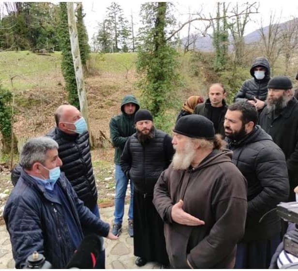 სალხინოს მამათა მონასტერში სასულიერო პირები ერთმანეთს დაუპირისპირდნენ
