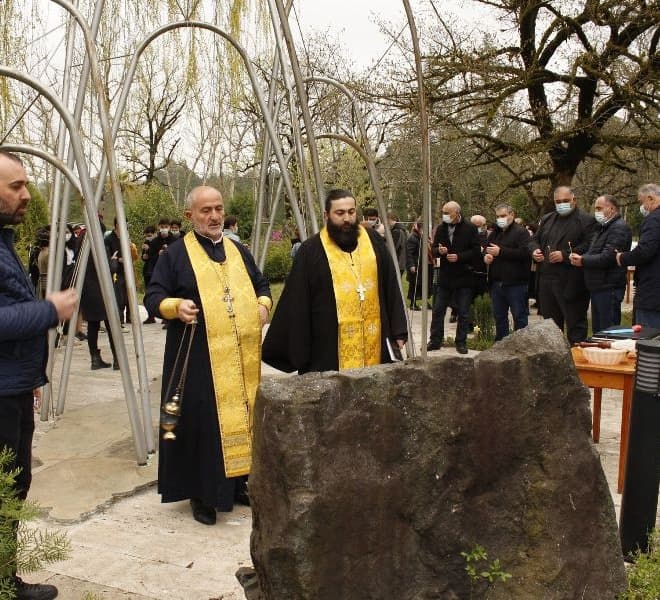 წყალტუბოში დიდების მემორიალი ყვავილებით შეამკეს და 9 აპრილს დაღუპულთა ხსოვნას პატივი მიაგეს