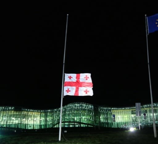 შსს-ს ყველა ადმინისტრაციულ შენობაზე სახელმწიფო დროშა დაშვებულია