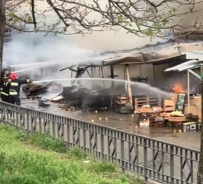 ფიროსმანის ქუჩაზე, ღია ბაზრობაზე ხანძარი გაჩნდა