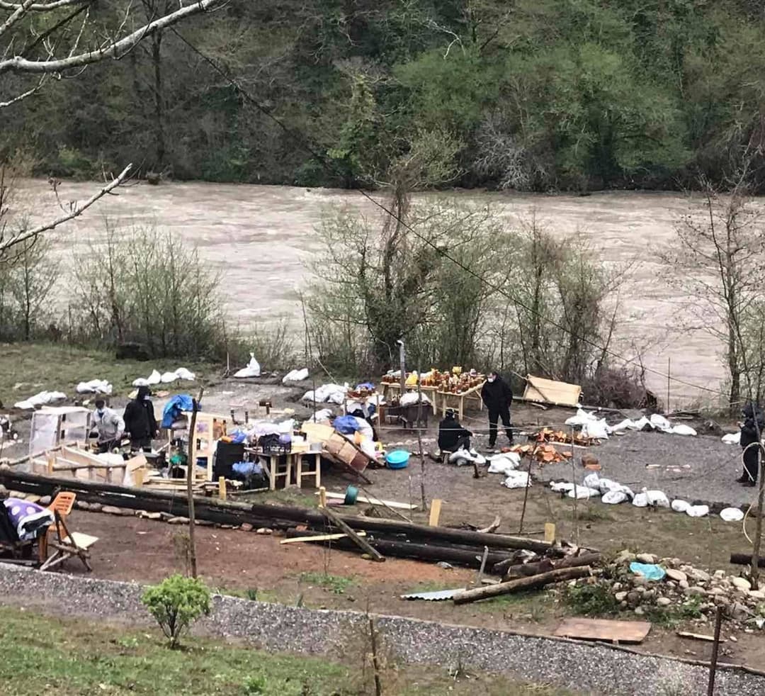 “დაუყოვნებლივ მიეცეთ აქციის მონაწილეებს მათ მიერ შეთავაზებულ ალტერნატიულ ადგილზე შეკრების გაგრძელების შესაძლებლობა”