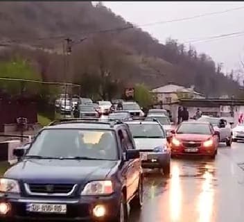 რიონის ხეობის მცველებისა და აქციის მონაწილეების ნაწილი ქუთაისის მიმართულებით ავტომსვლელობას მართავს